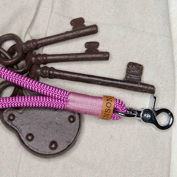 Handgemachter Schlüsselanhänger - Pretty in Pink mit Karabiner